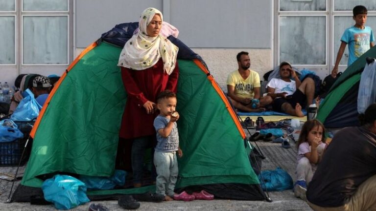 Lajm i mirë nga Lesbos, policia greke lëviz më në fund emigrantët në një kamp të ri