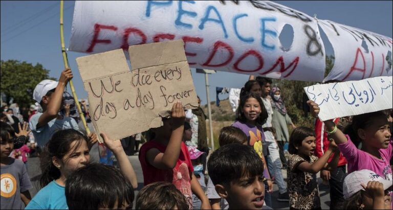 Gratë emigrante në ishullin Lesbos protestojnë kundër dhunës së policisë dhe kushteve të jetesës