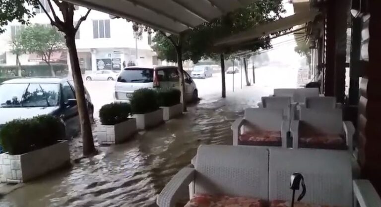 Shirat e parë të vjeshtës sjellin përmbytje në disa rrugë të Lezhës dhe Lushnjës (VIDEO)
