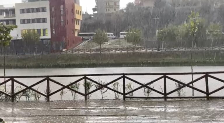 Përmbyten rrugët kryesore në Durrës, vështirësi në lëvizje (Video)