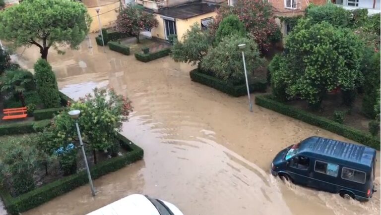 Lezha nën ujë, dhjetëra fëmijë s’mund të shkojnë në shkollë