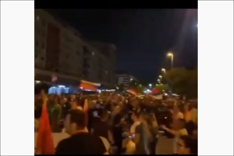 “Kush nuk hidhet është një shqiptar” – Mesazhe raciste gjatë tubimit të opozitës në Podgoricë
