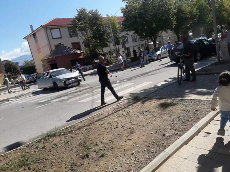 Aksident në Korçë, dëme të mëdha materiale nga përplasja e dy automjeteve