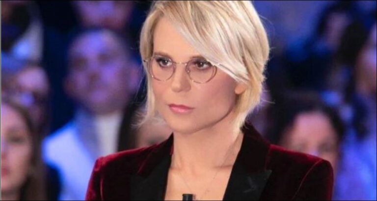 VIDEO/ Shokon Maria De Filippi, shfaqet brenda një arkivoli prej xhami