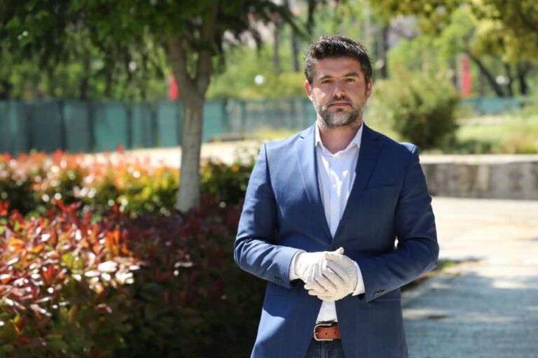 Bisedimet me fqinjët duhet të nisin me çështjen çame