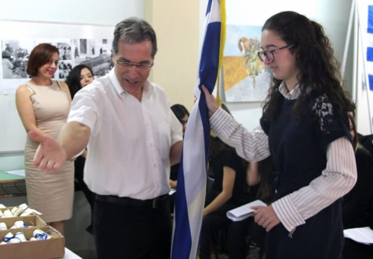 Thyen rekord pikësh. Maturantja shqiptare del e para në Universitetin e Athinës