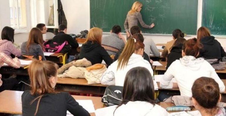 Mësuesit shqiptarë ndër më të ngarkuarit në Europë, 17,1 nxënës për mësues