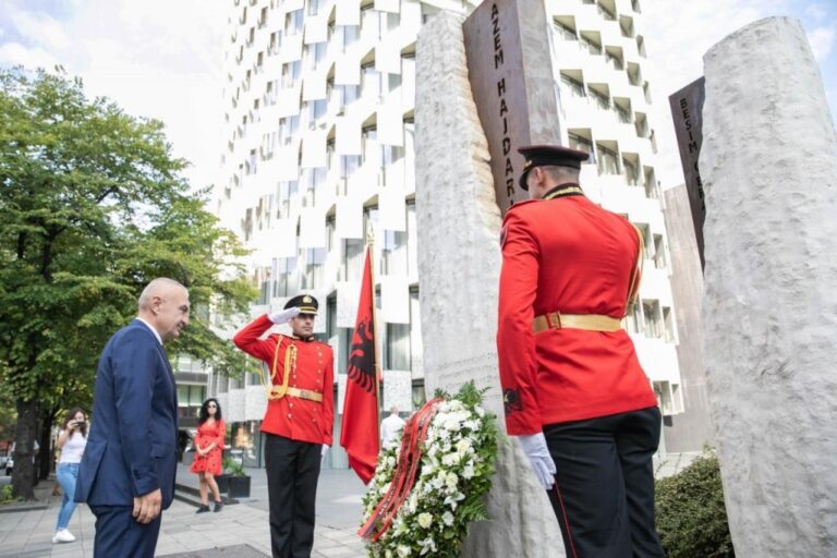 Presidenti Meta kujton Azem Hajdarin: “Shqipëria si gjithë Europa” edhe më aktuale pas 30 vitesh!  O TANI O KURRË!