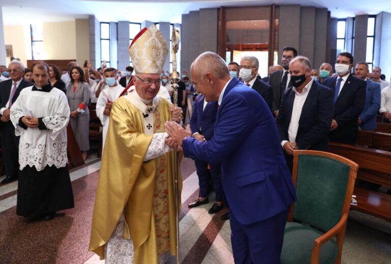 Shugurimi ipeshkvnor i Imzot, Arjan Dodaj, bën bashkë politikën në katedralen katolike “Shën Pali” (Foto)