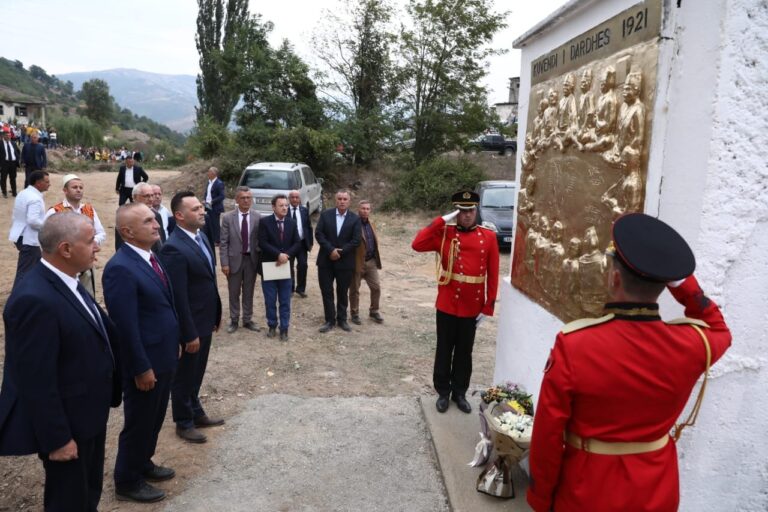 Presidenti Meta në Zall Dardhë të Dibrës: Përulem me respekt para kujtimit të burrave të shquar të kësaj treve