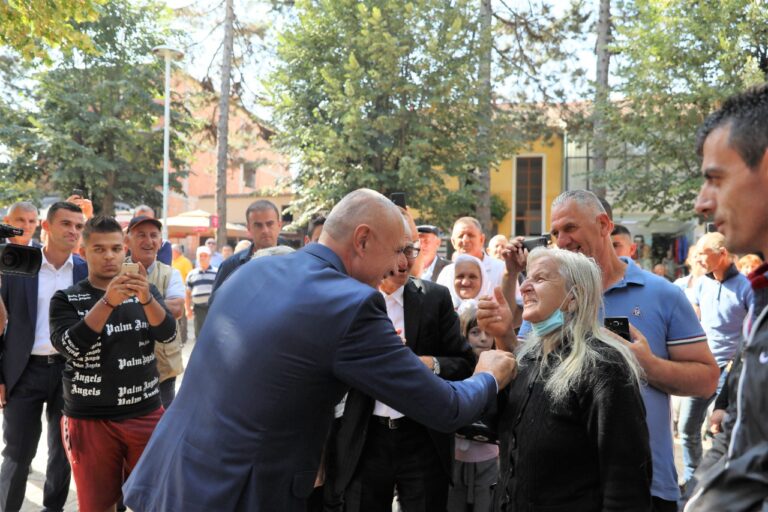 Pritje e madhe për Metën në Dibër. Presidenti vlerëson figura të shquara atdhetarësh dhe artistësh dibranë