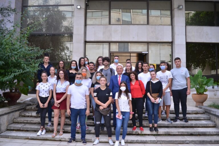 Presidenti Meta viziton Muzeun Kombëtar me studentë të Universitetit të Tiranës