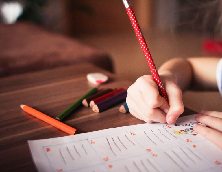 Kryemadhi uron nxënësit për nisjen e shkollës: Viti i fundit që edukoheni në një sistem arsimor të dëmtuar deri në palcë