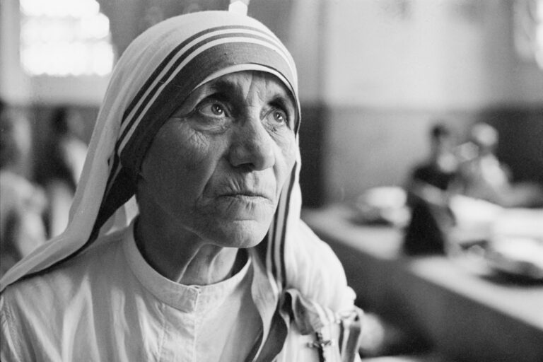 Rama ekspozon një prej dorëshkrimeve origjinale nga Nënë Tereza: Zemra jeme ka ni dishir të madhe me ardh në Shqipni