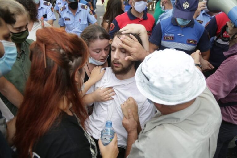 VIDEO/ Tensione në protestën e naftëtarëve, humb ndjenjat një protestues