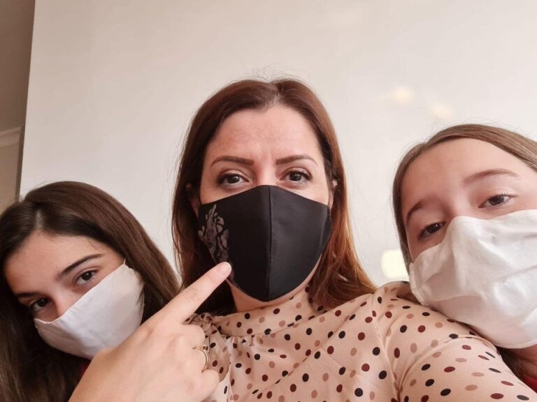 Manastirliu ndan foton me vajzat e saj: Emocion dhe përgjegjësi për çdo prind! Mbaje maskën