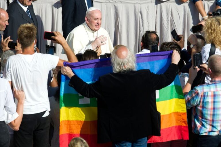 Papa takon prindërit e homoseksualëve: Zoti i do fëmijët tuaj