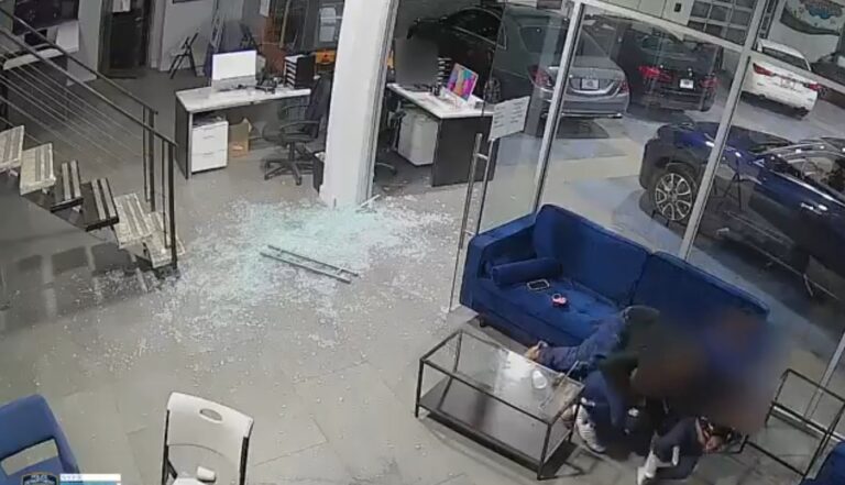 Ja si rrezikon babai për të mbrojtur tre fëmijët e tij nga plumbat