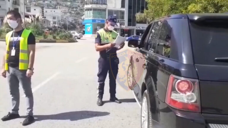 I ndaluan për parakalim të gabuar, dy të rinjtë i thyejnë pasqyrat makinës së policisë