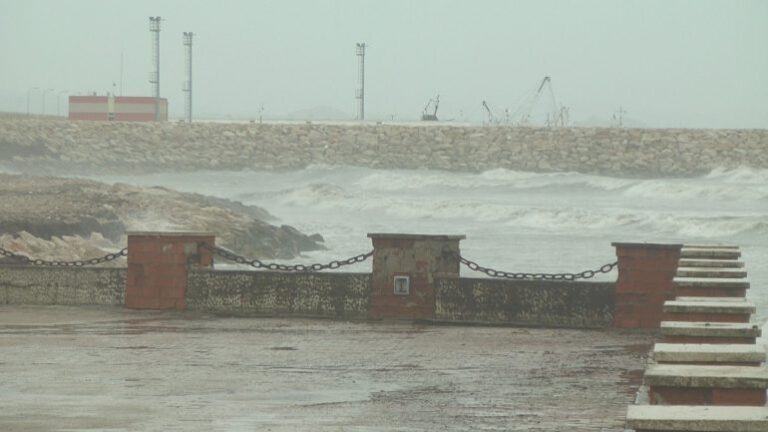 Pezullohet lundrimi i trageteve Durrës-Bari, për shkak të motit të keq