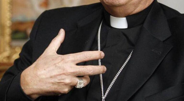Itali: Prifti infektohet me Covid pas udhëtimit në Shqipëri, rëndë në spital