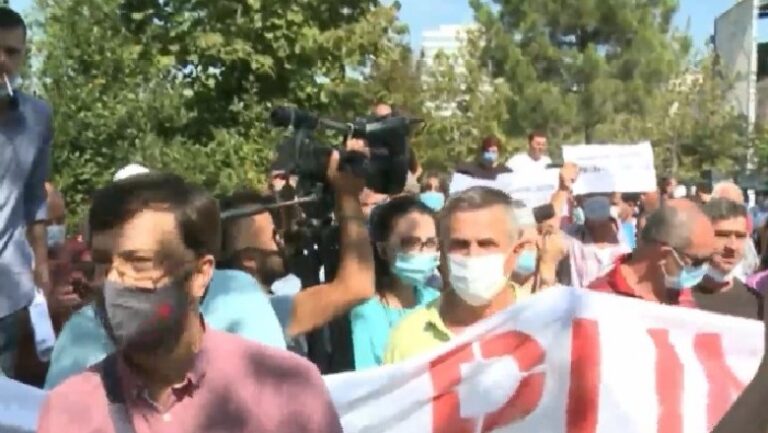 Rrëqethin protestuesit: Vetëm e vdekur kthehem në Ballsh! Me çfarë do jetojmë
