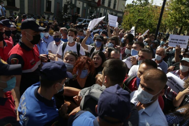 Naftëtarët në protestë para Ministrisë së Energjisë, policia përdor forcën për t’i shpërndarë