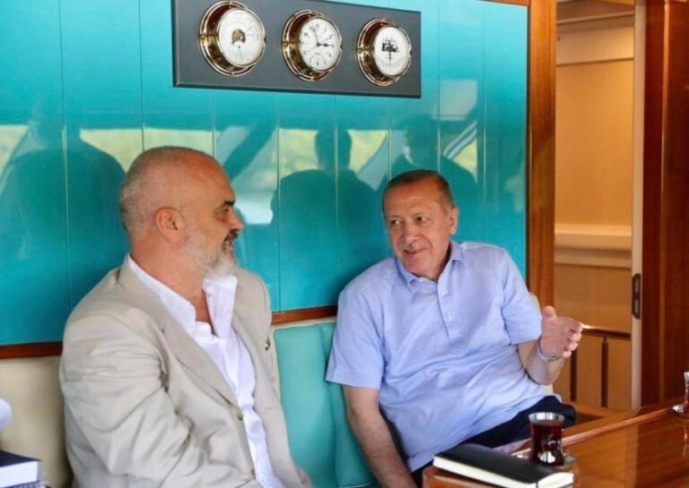 Rama publikon një FOTO me Erdoganin: E kam mik të çmuar!