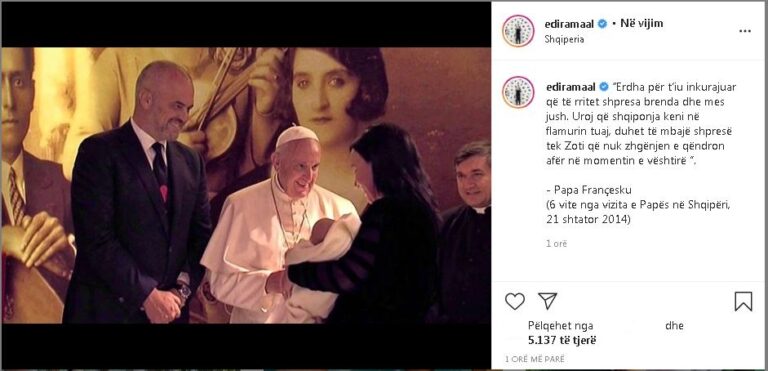 Rama kujton vizitën e Papa Françeskut, poston foton me Lindën dhe Zahon