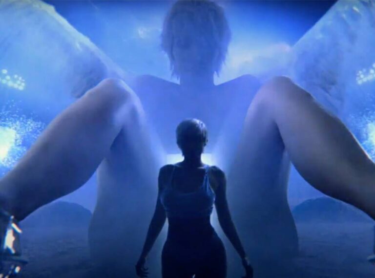 Doli pas tre vitesh, ja çfarë fshihet pas videos së Kim dhe Kylie