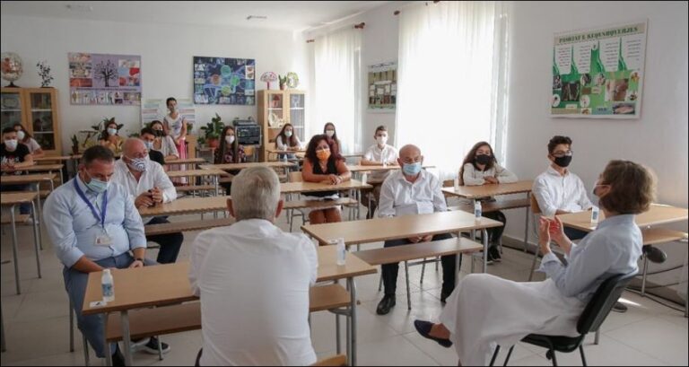 Pas dy goditjeve të njëpasnjëshme, nxënësit në Durrës gati për t’u ulur në bankat e shkollës