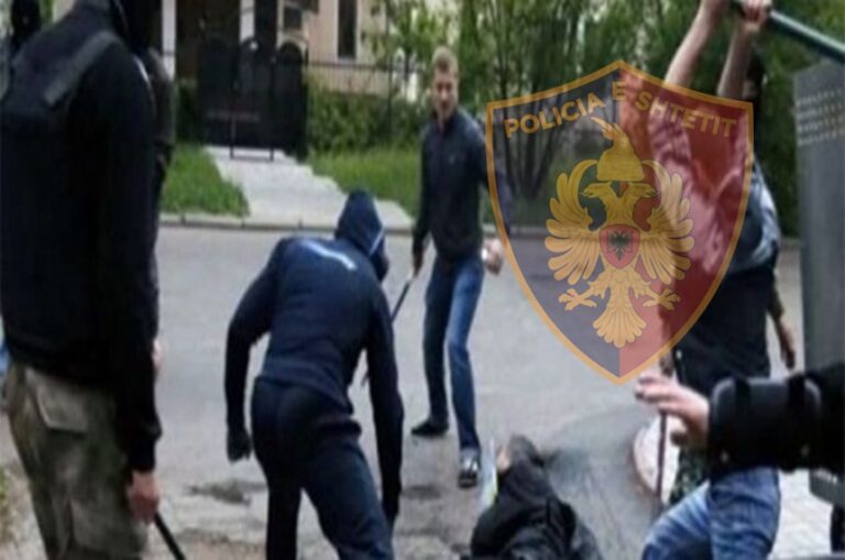 Elbasan, të rinjtë konfliktohen me leva