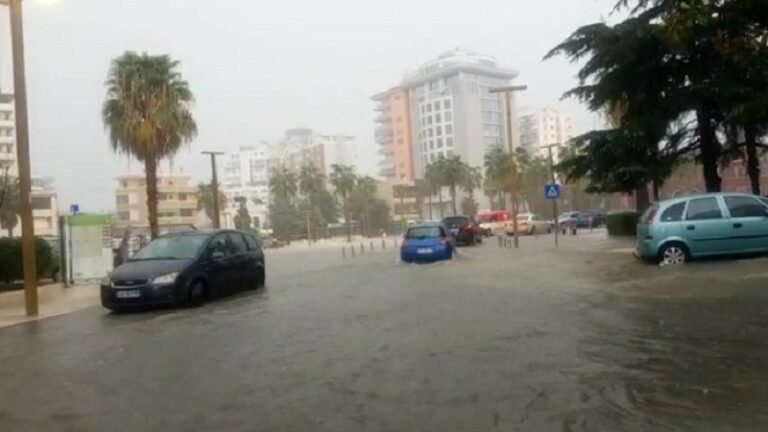 Reshje të dendura shiu, përmbyten edhe rrugët e qytetit të Durrësit (VIDEO)