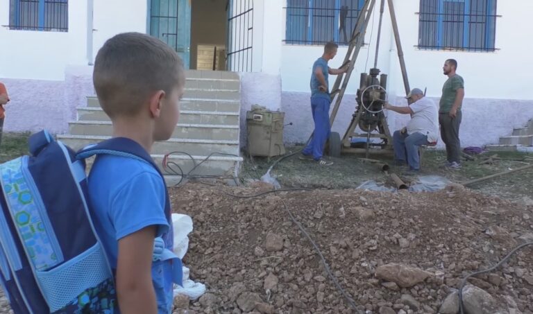 Pogradec, shkolla pa ujë të pijshëm, besimtarët hapin pus