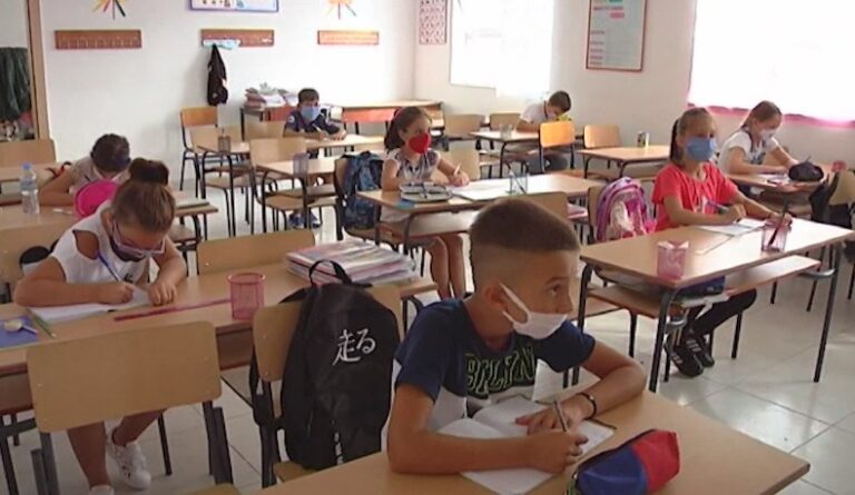 Covid apo grip? Ekspertët: Ja si ti dalloni simptomat tek fëmijët