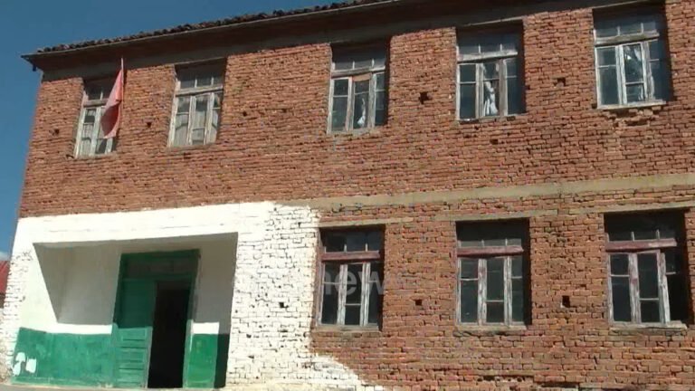 Devoll, shkolla e rrënuar, nxënës e prindër të fshatit Përparimaj ankohen për kushtet