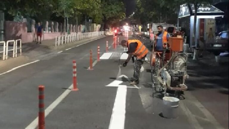 Bashkia e Tiranës vendos vijëzimet dhe sinjalistikë të re nëpër shkolla
