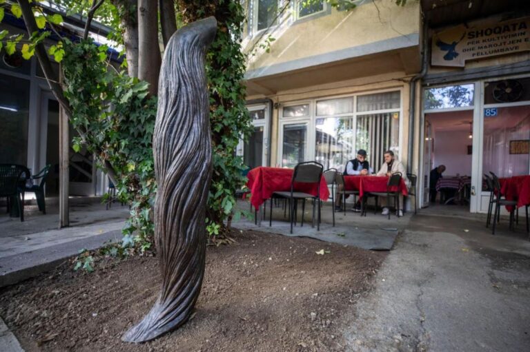 Skulptura “Trëndafili i bardhë” tejkalon kitsch-in e skulpturave në kryeqytet
