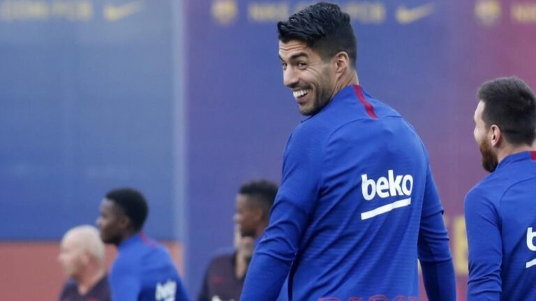 Transferimi i Suarez te Juvja po vonohet për shkak të pasaportës së tij