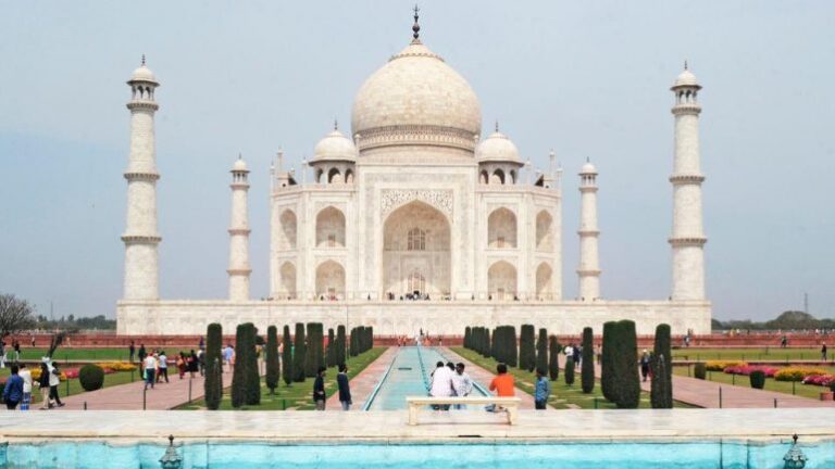 Taj Mahal rihapet pas mbylljes më të gjatë