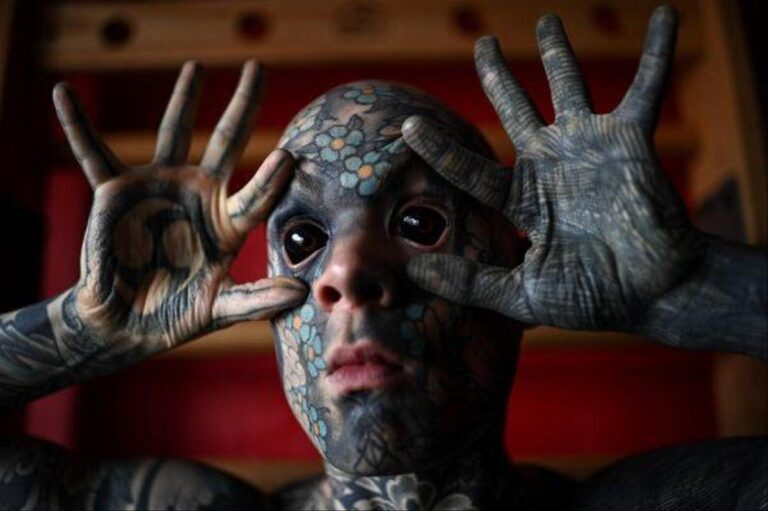 Mësues shkolle ditën dhe yll tatuazhesh natën