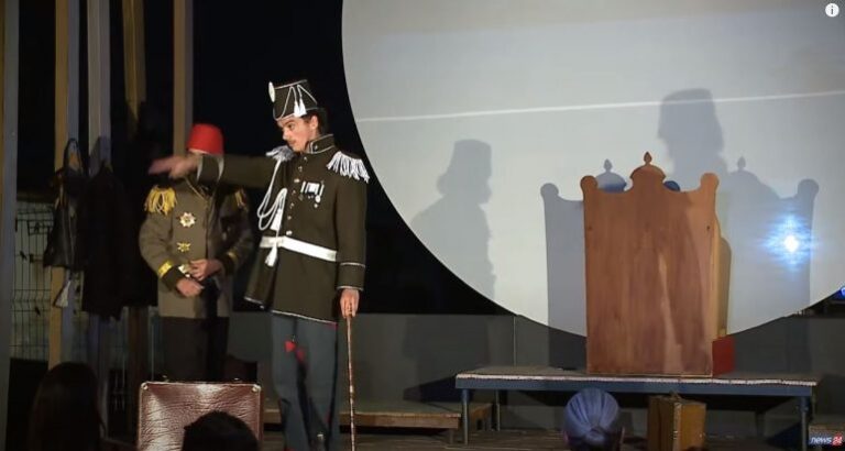 “Teatër politik në tarracë, një klloun denoncon qeverisjen e kanabisin”