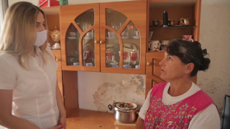 Banorja në Tiranë prej 1 viti në shtëpinë e dëmtuar nga tërmeti: Po jetoj si mos më keq! Erdhi dimri, s’kam ku rri me kalamajtë