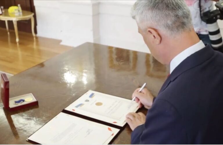 Thaçi i ndan “Urdhrin e Lirisë” presidentit Trump