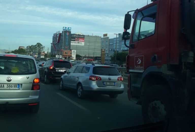 FOTOLAJM. Trafik i rënduar në autostradën Tiranë-Durrës, radha e mjeteve nis nga Kthesa e Kamzës