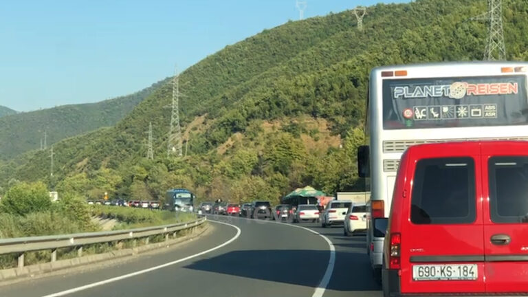 Pushuesit nga Kosova kthehen në shtëpi, radhë kilometrike në Rrugën e Kombit