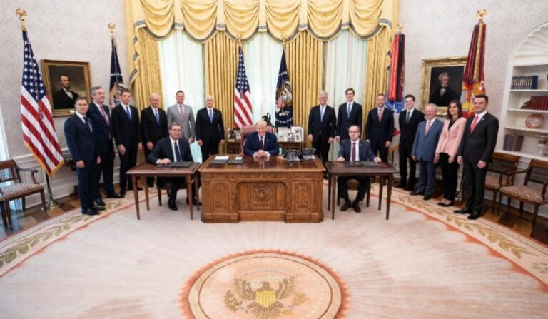 Shtëpia e Bardhë për marrëveshjen e 4 shtatorit: Trump bëri bashkë Kosovën dhe Serbinë. Tjetër nënshkrim i madh