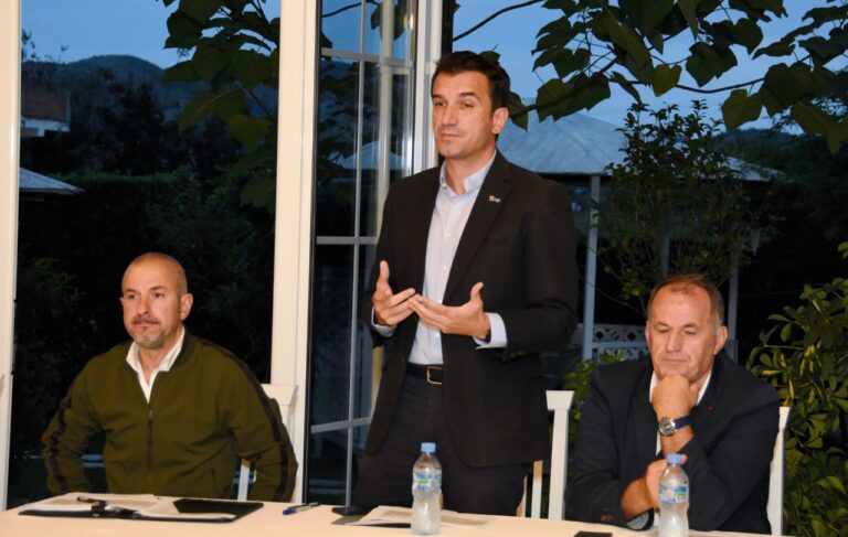 Veliaj u dorëzon kartat e anëtarësimit të rinjve