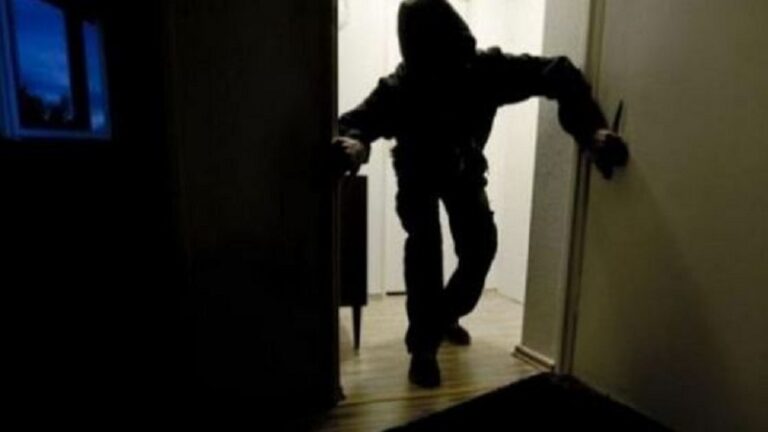 Vodhën me dhunë në një shtëpi në Sarandë, policia arreston edhe dy persona të tjerë