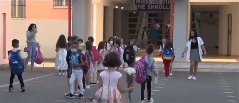 Vlorë, nxënësit e fshatit Kërkovë pa shkollë, fëmijët ruajnë distancën, prindërit në turma